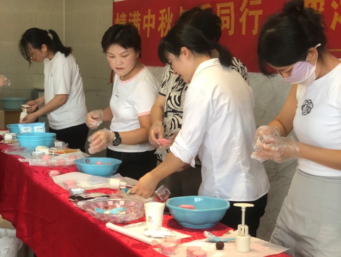 鼎鑫中心迎中秋：DIY月餅樂翻天，物業(yè)暖心添喜慶